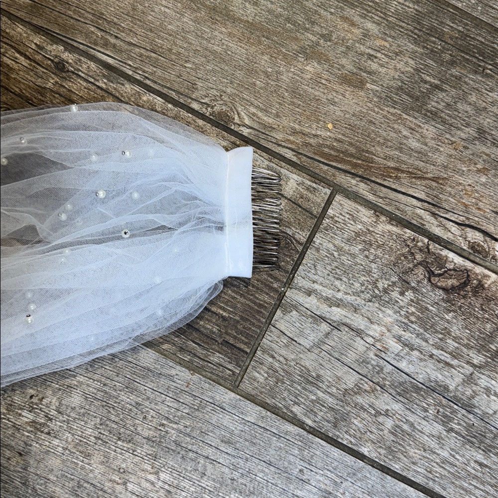 Veil-with Pearls Throughout-NEW WITHOUT TAGS​ - Picture 6 of 7